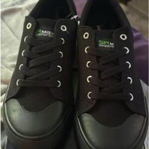 Non slip sneakers